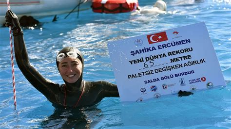 Ş­a­h­i­k­a­ ­E­r­c­ü­m­e­n­­d­e­n­ ­p­a­l­e­t­s­i­z­ ­d­a­l­ı­ş­t­a­ ­d­ü­n­y­a­ ­r­e­k­o­r­u­